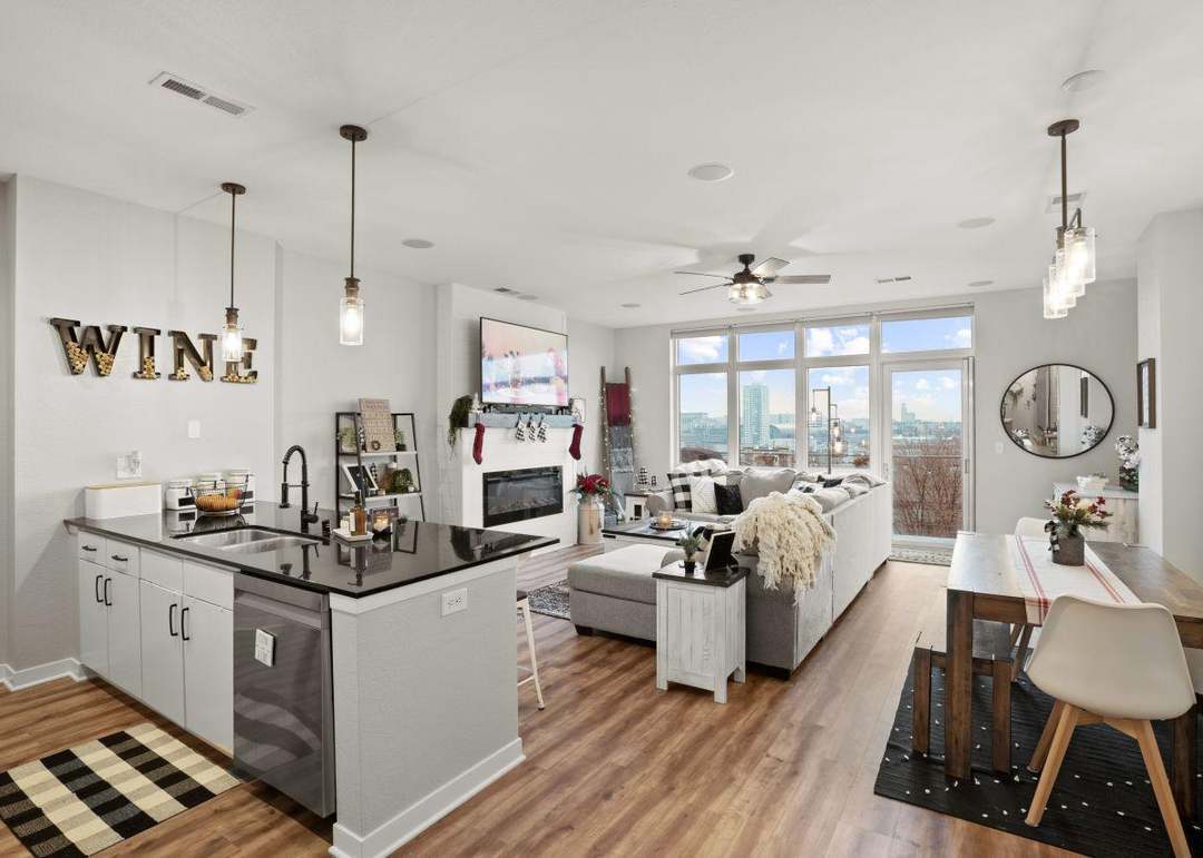 Photo - 601 E Ogden Ave Unidad 605