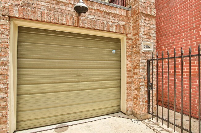 Photo - 5006 Blossom St