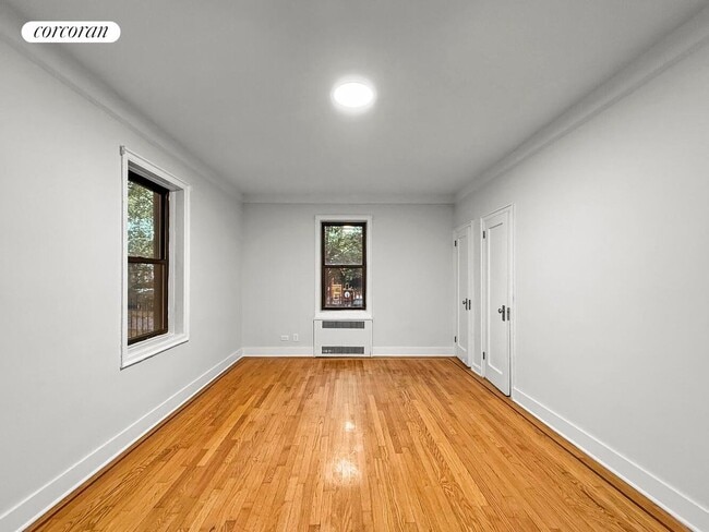 Photo - 1685 E 5th St