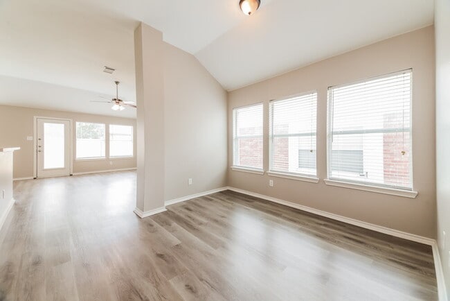 Photo - 1008 Halifax Ln