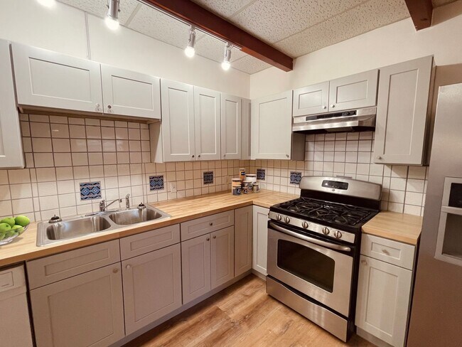 Photo - 1428 Vassar Dr NE Unit C