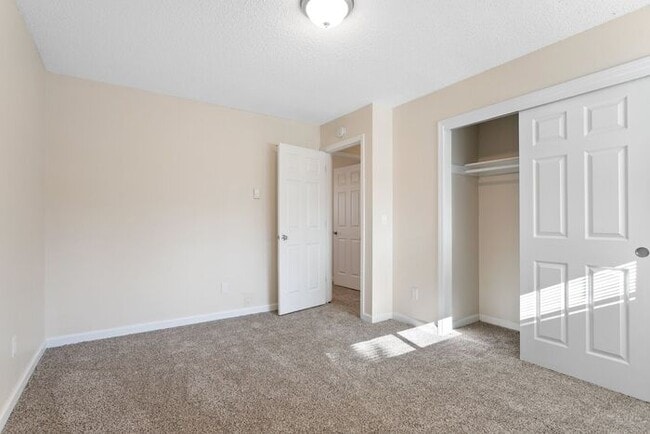 Photo - 2 Bedroom townhome with Washer and Dryer INSIDE!