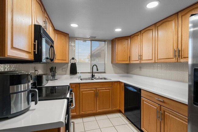 Photo - 2355 W Voltaire Ave