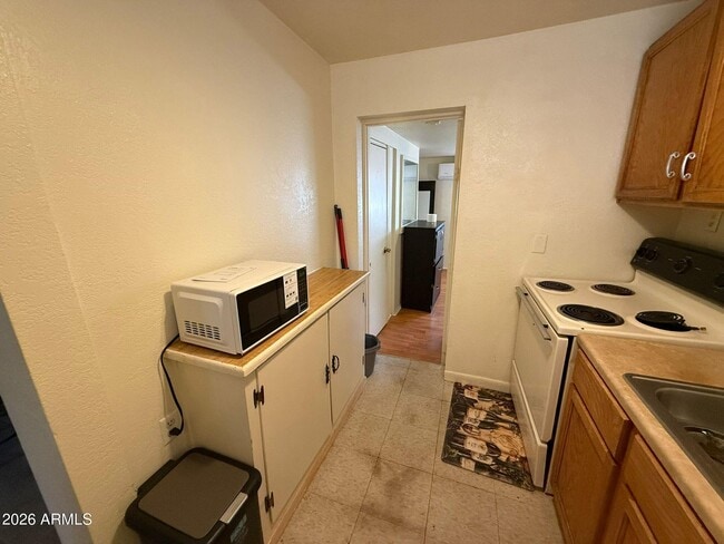 Photo - 1249 E 10th St
