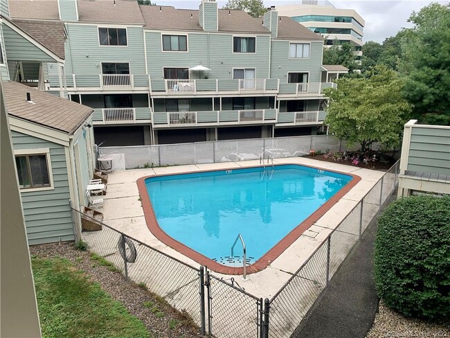 Building Photo - 3 Oakwood Dr Unit C11