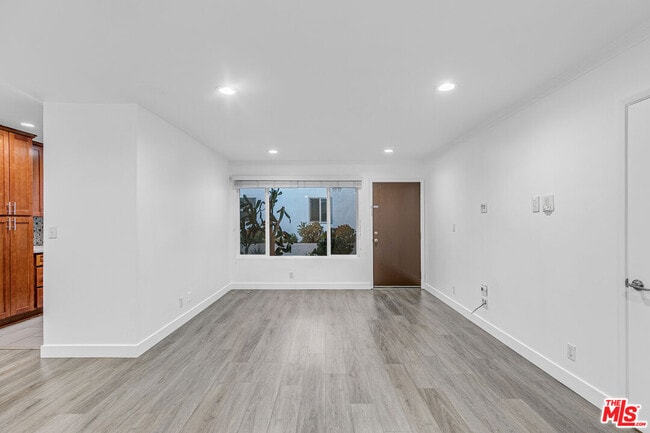 Photo - 1837 N La Brea Ave Unidad 2