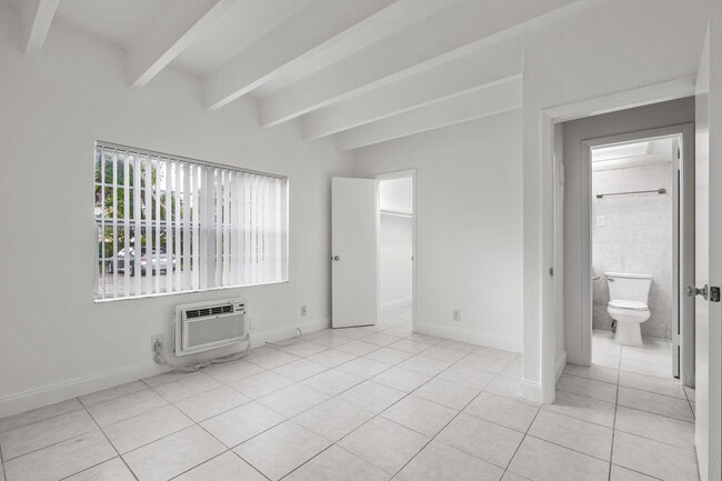 Building Photo - 330 NW 20th St Unit Apt 104