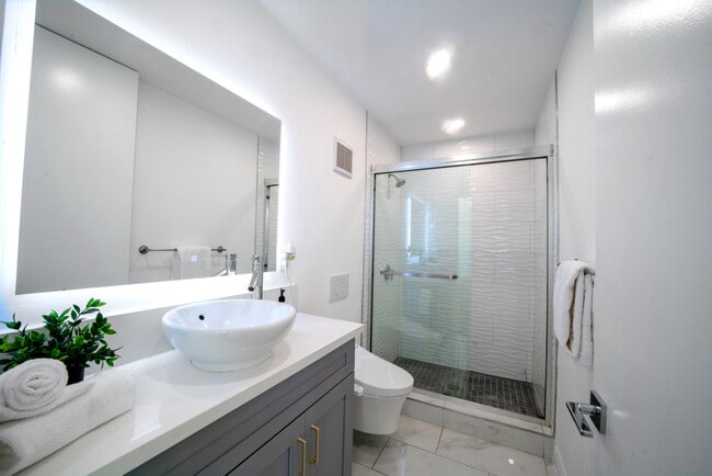 Guest bath - 2306 Aviation Blvd