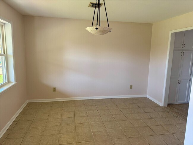 Photo - 1109 Sally Anne Dr