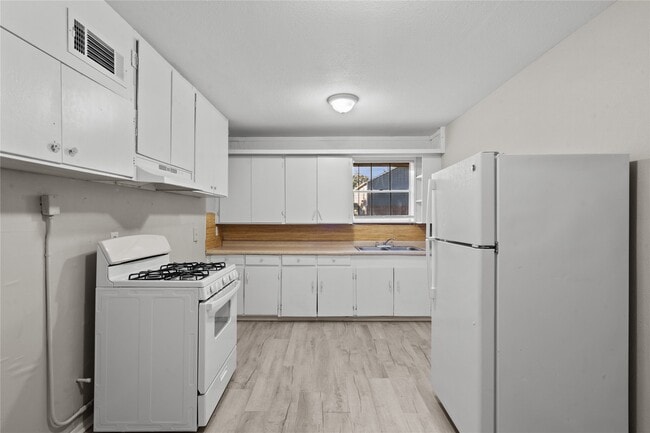 Building Photo - 2729 Main St Unit 7