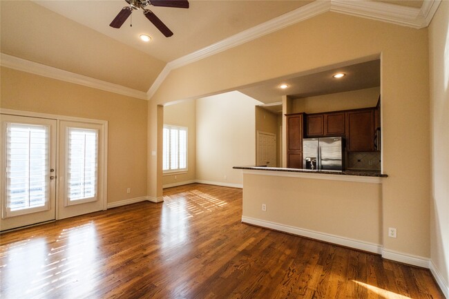 Photo - 2733 Sherwin St