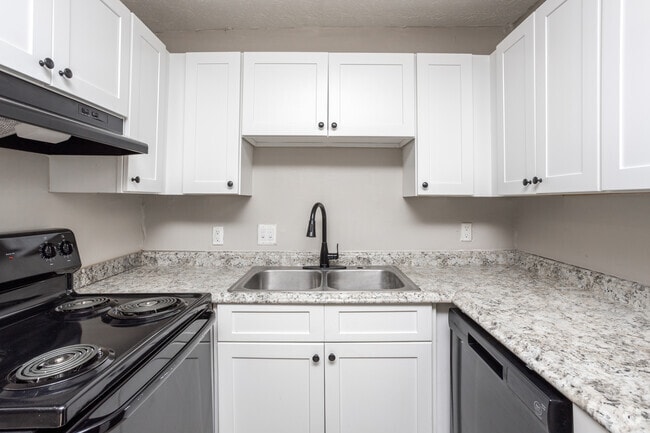 2BR, 1.5BA - 1,054SF - Kitchen