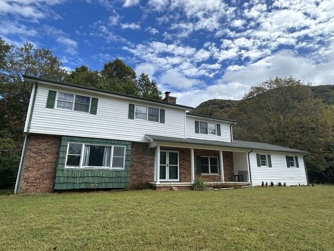 Building Photo - 4/2.5 in Beautiful Warrensville! Lots of S... Rental