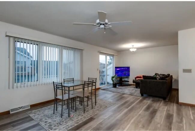 Building Photo - 1121 Stonewood Xing Unit #3