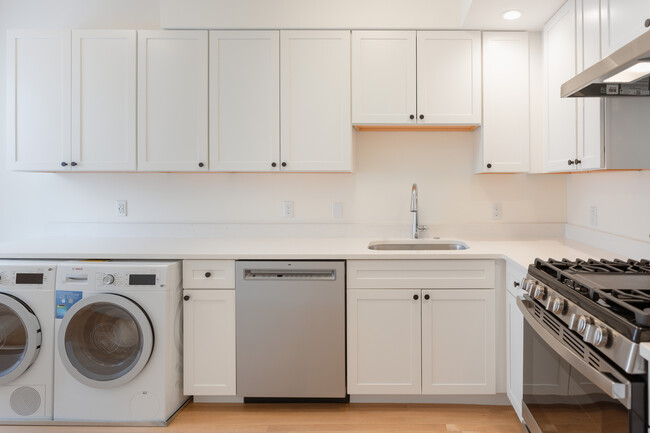 Building Photo - 5 Davis Ave Unit 6