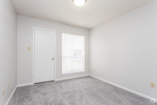 2BR, 1BA - 825SF