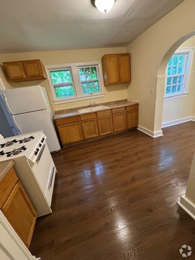 Building Photo - 3 Bedroom House, 1 Bed Downstairs, 2 Bed a...