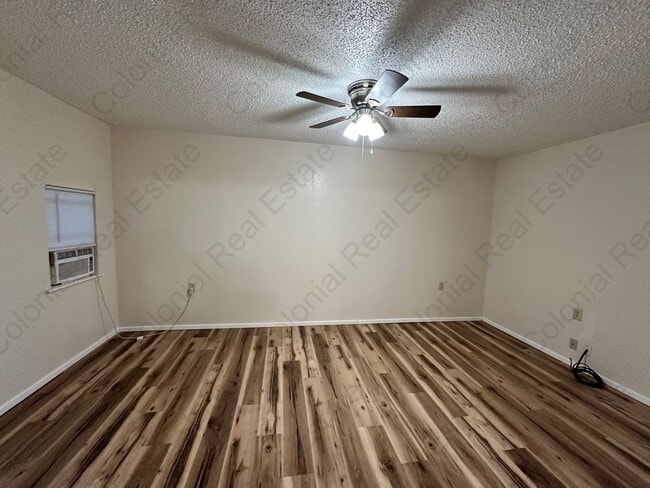 Photo - Cozy 3 bedroom 1.5 bathroom home.