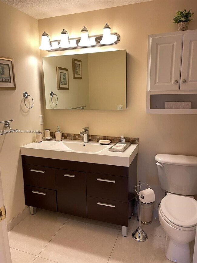 Photo - 3500 Coral Wy Unidad 1403