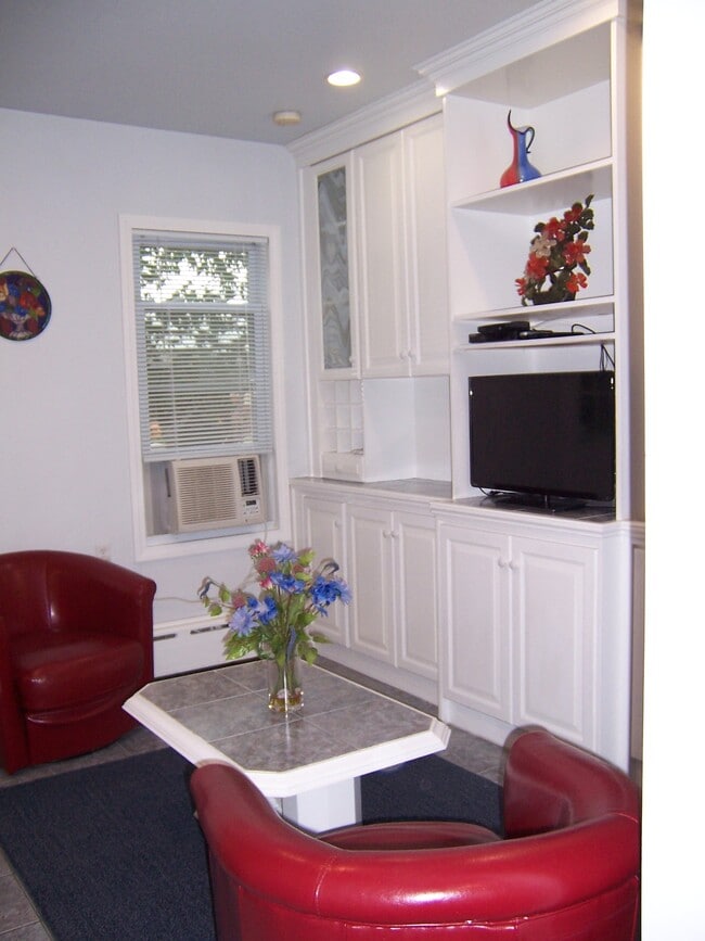 Photo - 60 London St Unit Two Bedroom furnished Apt