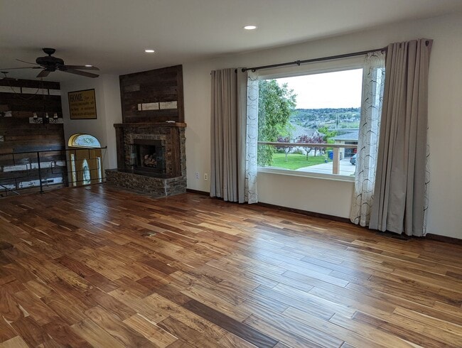 Photo - Luxurious 4 bedroom 2 bath house with river view - pet-friendly!