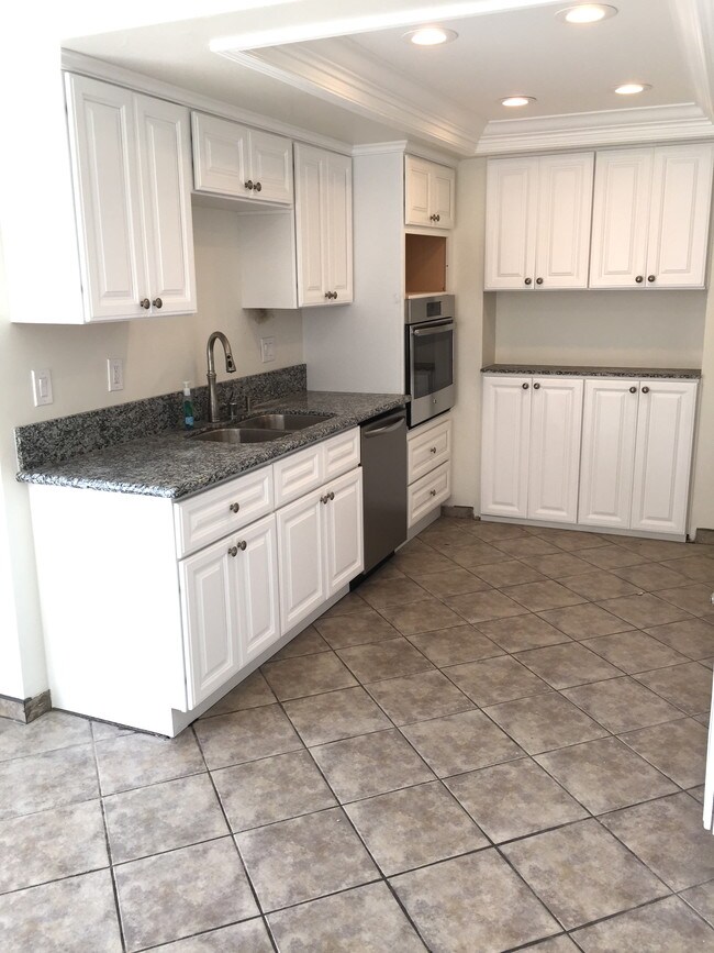 Photo - 11181 Bloomfield Front House A