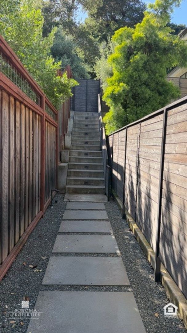 Photo - 3bd/2ba Retreat in the Heart of Sonoma Wine County - Modern Top Floor Duplex