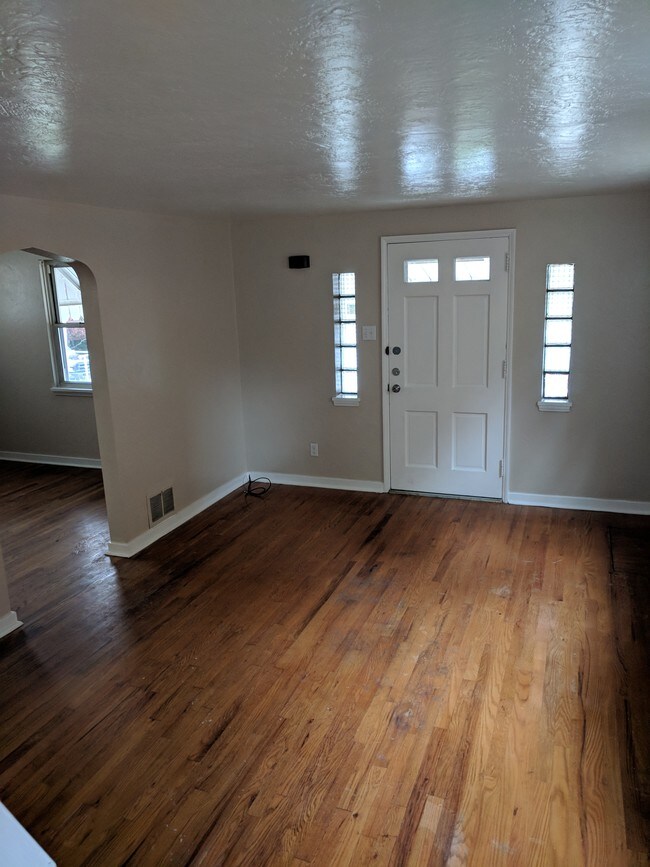 livingroom/diningroom - 112 Bellanca Ave