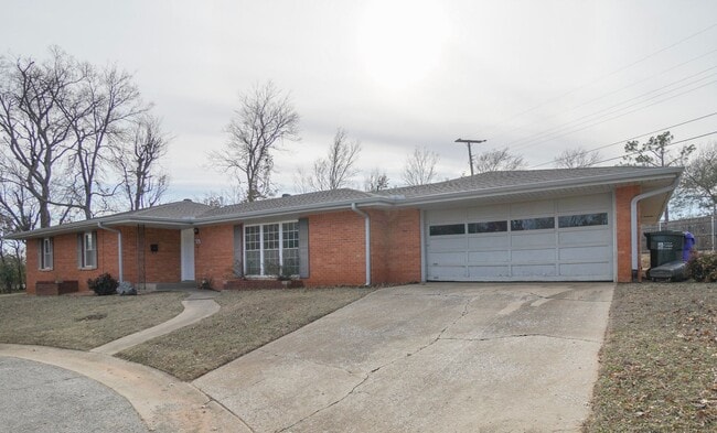 Building Photo - Must see 3 bed, 2 bath home near the University of Oklahoma campus.