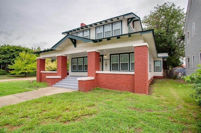 Photo - 1324 W Maine St