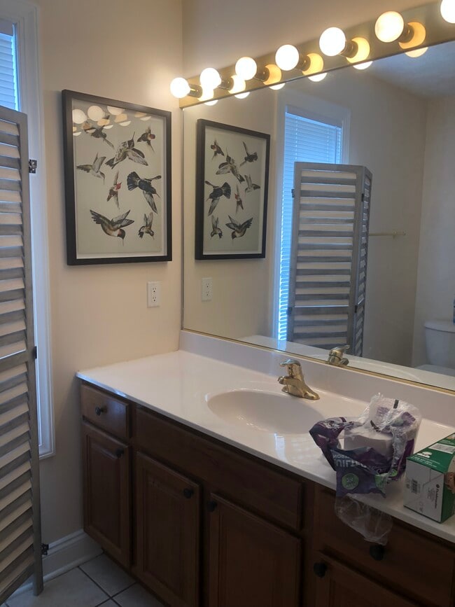 Photo - 760 Oaktree Blvd
