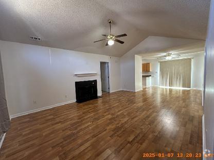 Building Photo - Spacious 3 Bedroom Home-122 Horse Shoe Bend