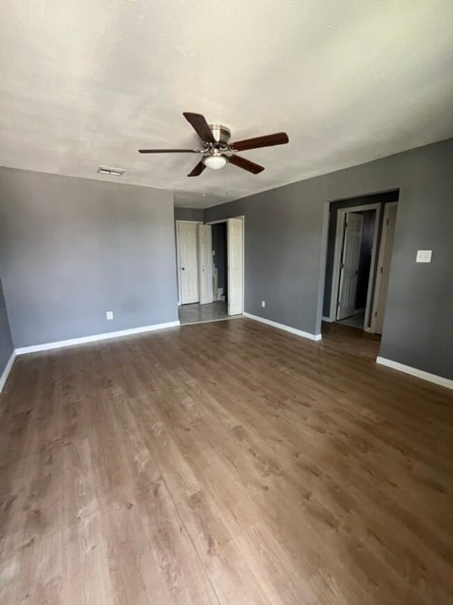 Building Photo - 3303 Toledo Dr Unit D