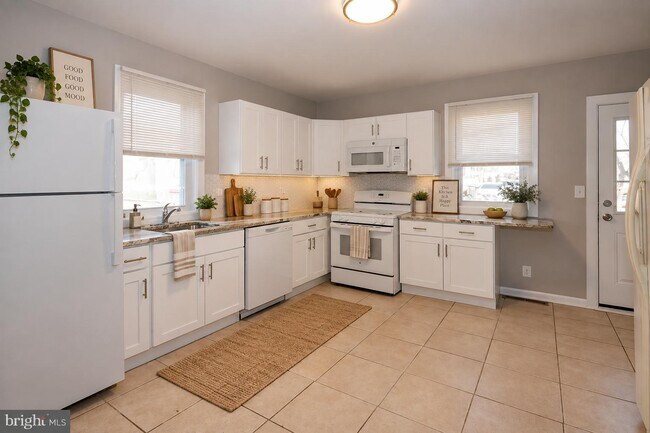 KITCHEN FURNISHED