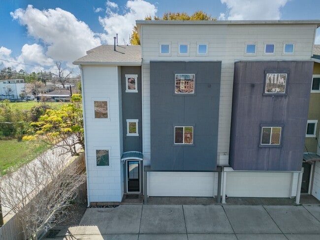 Photo - 318 McAlpine St