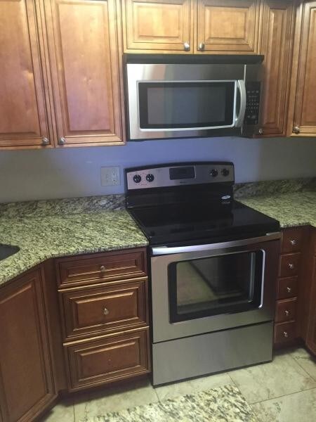 Kitchen - 4075 Village Dr