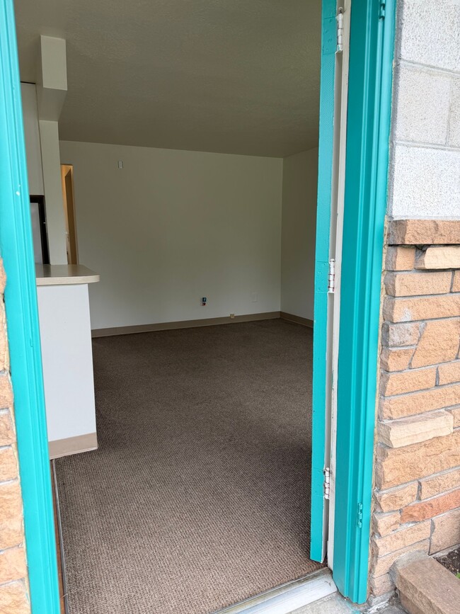 Photo - 100 Logan Ave S Unidad B