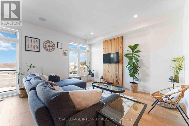 Photo - 502 Labrador Cres