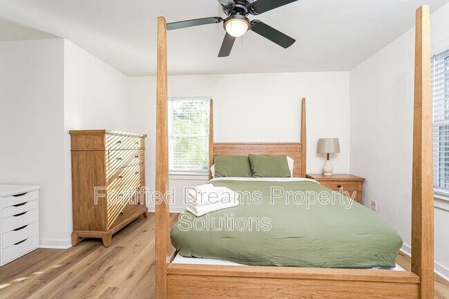 Photo - 2422 Queen St