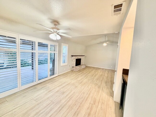 Building Photo - Beautiful Townhome with Great Schools, Great Location! Pet Friendly!