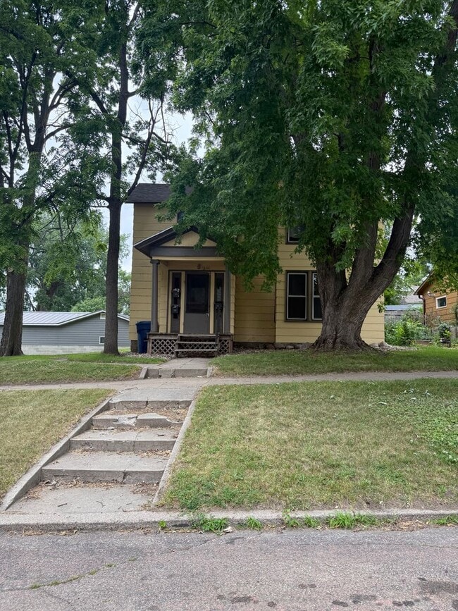 Building Photo - 319 N Park St Unit 3