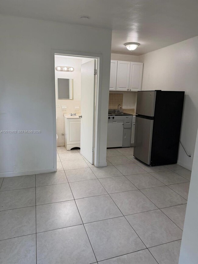 Building Photo - 3031 NE 21st Terrace Unit 7