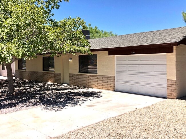 Building Photo - Cute 3 Bedroom Home near Hualapai Mt. School.