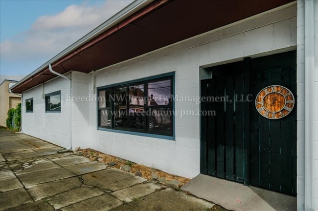 Building Photo - 105 W Walnut St