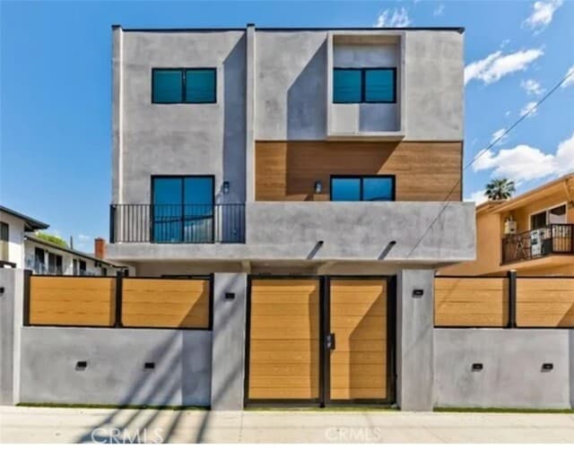 Building Photo - 6130 Hazeltine Ave Unit 3