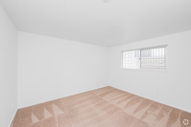 2BR, 2BA - 964SF - Bedroom