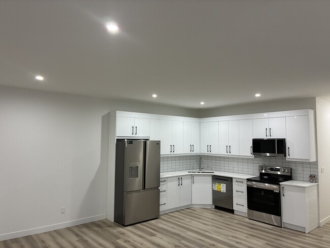 Photo - 7814-7891 91 St