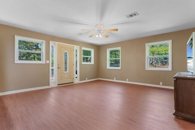 Entry area and living / dining room - 6038 Old Bascomb Rd