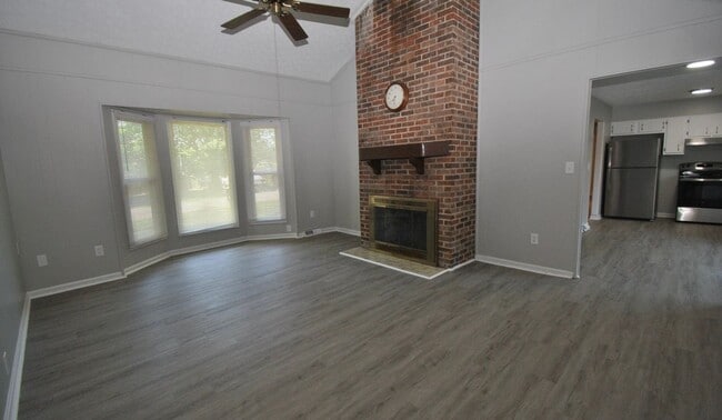 Photo - Available 07/27/26 - East Louisville 3 bed, 1.5 bath ranch on corner lot