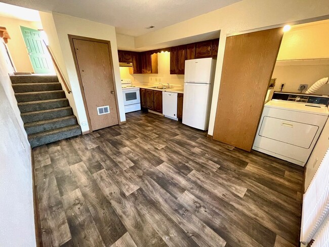 3 Bedroom Townhouse with New Flooring! - 3 Bedroom Townhouse with New Flooring!